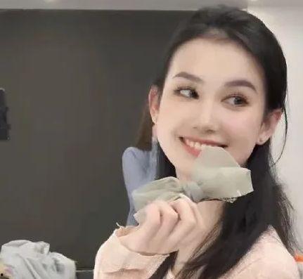 网红吃瓜视频在线,揭秘娱乐圈幕后真相,带你领略明星们的真实生活 第2张 网红吃瓜视频在线,揭秘娱乐圈幕后真相,带你领略明星们的真实生活 第2张